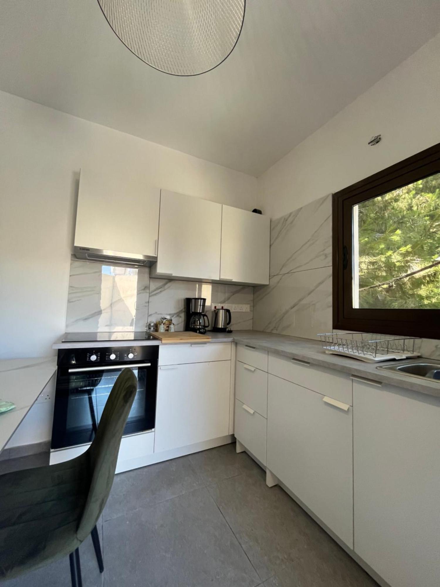 Serenityone - Centrally Located One Bedroom Apt 아이아 나파 외부 사진
