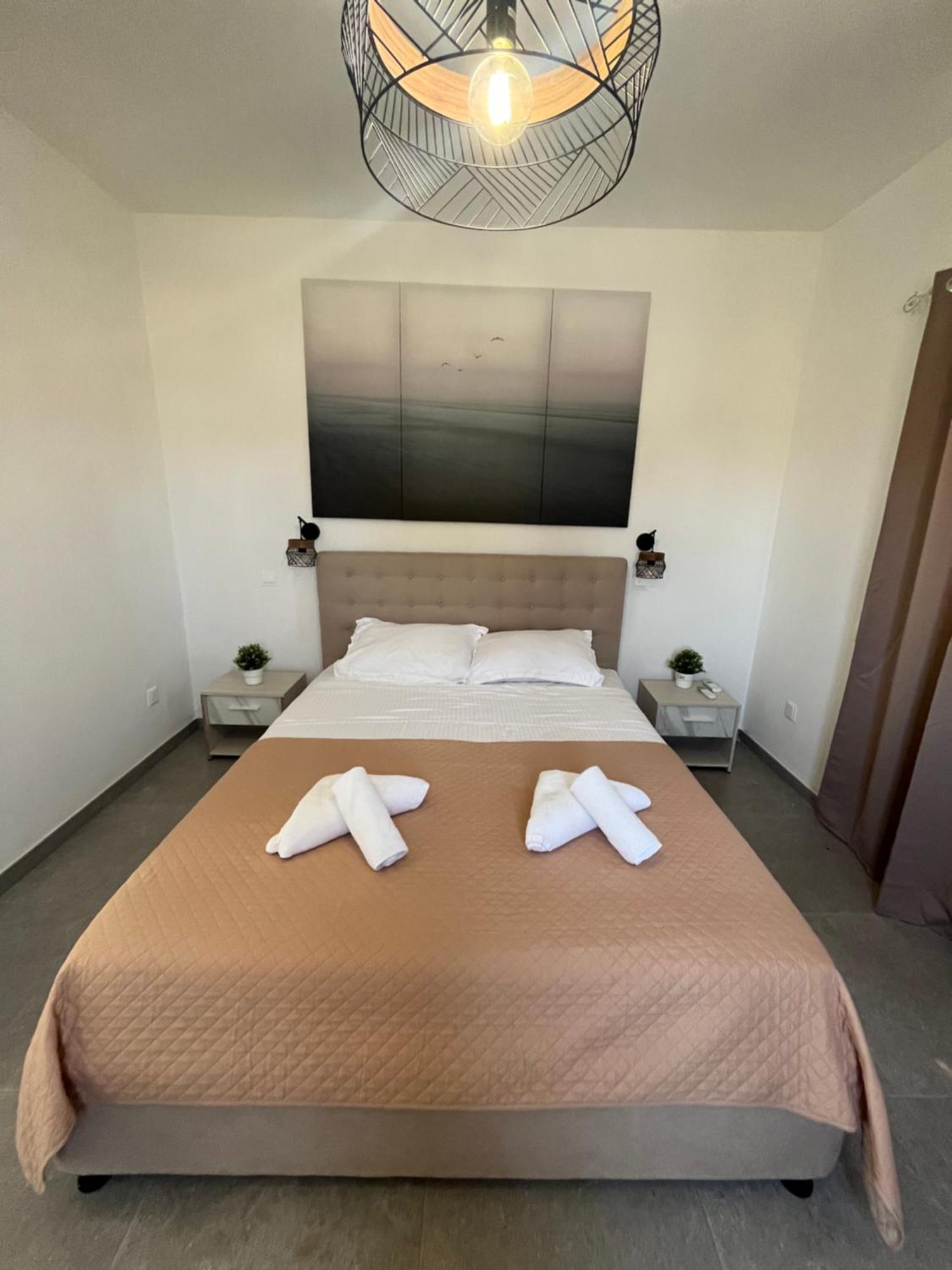 Serenityone - Centrally Located One Bedroom Apt 아이아 나파 외부 사진