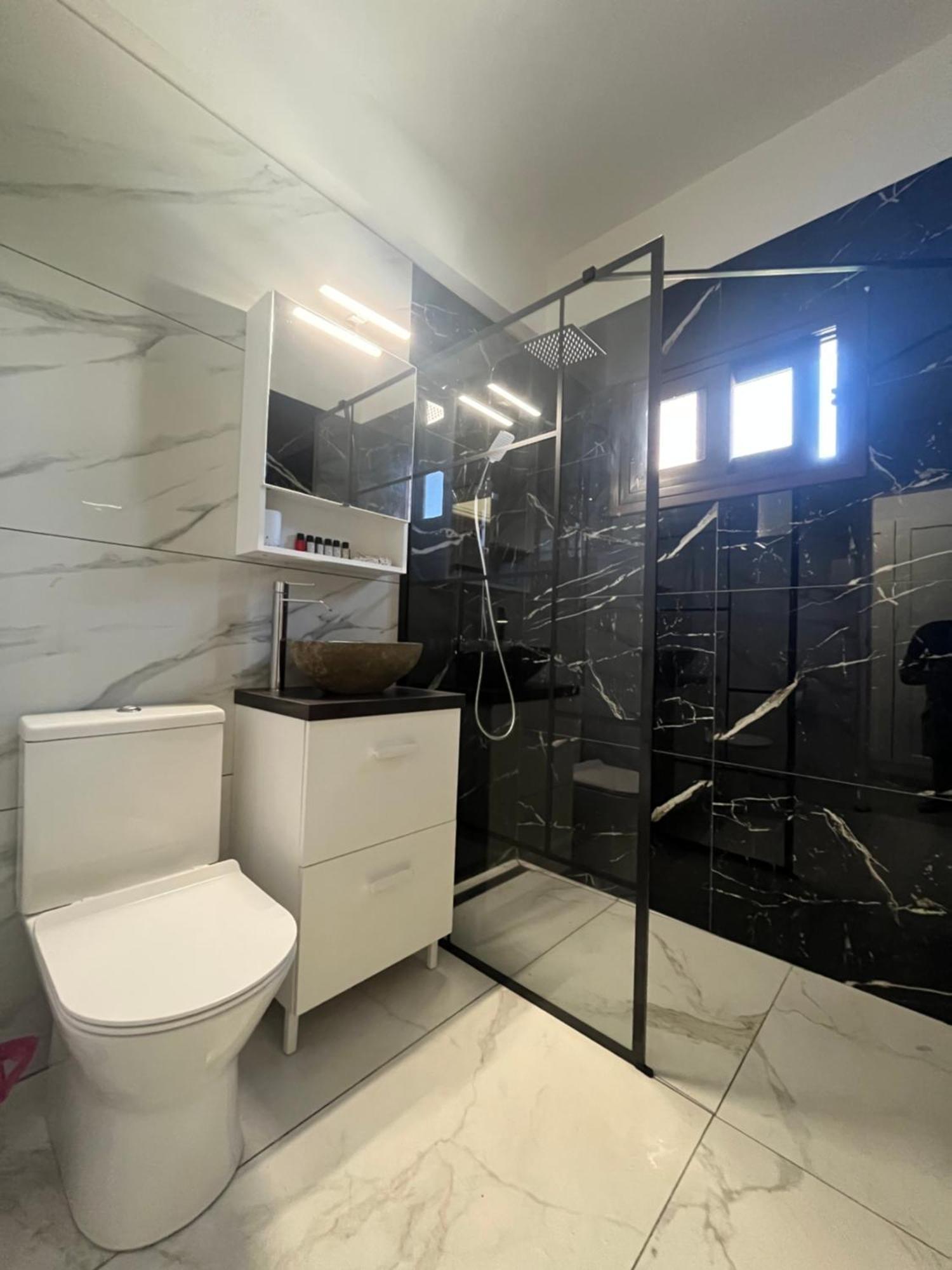 Serenityone - Centrally Located One Bedroom Apt 아이아 나파 외부 사진