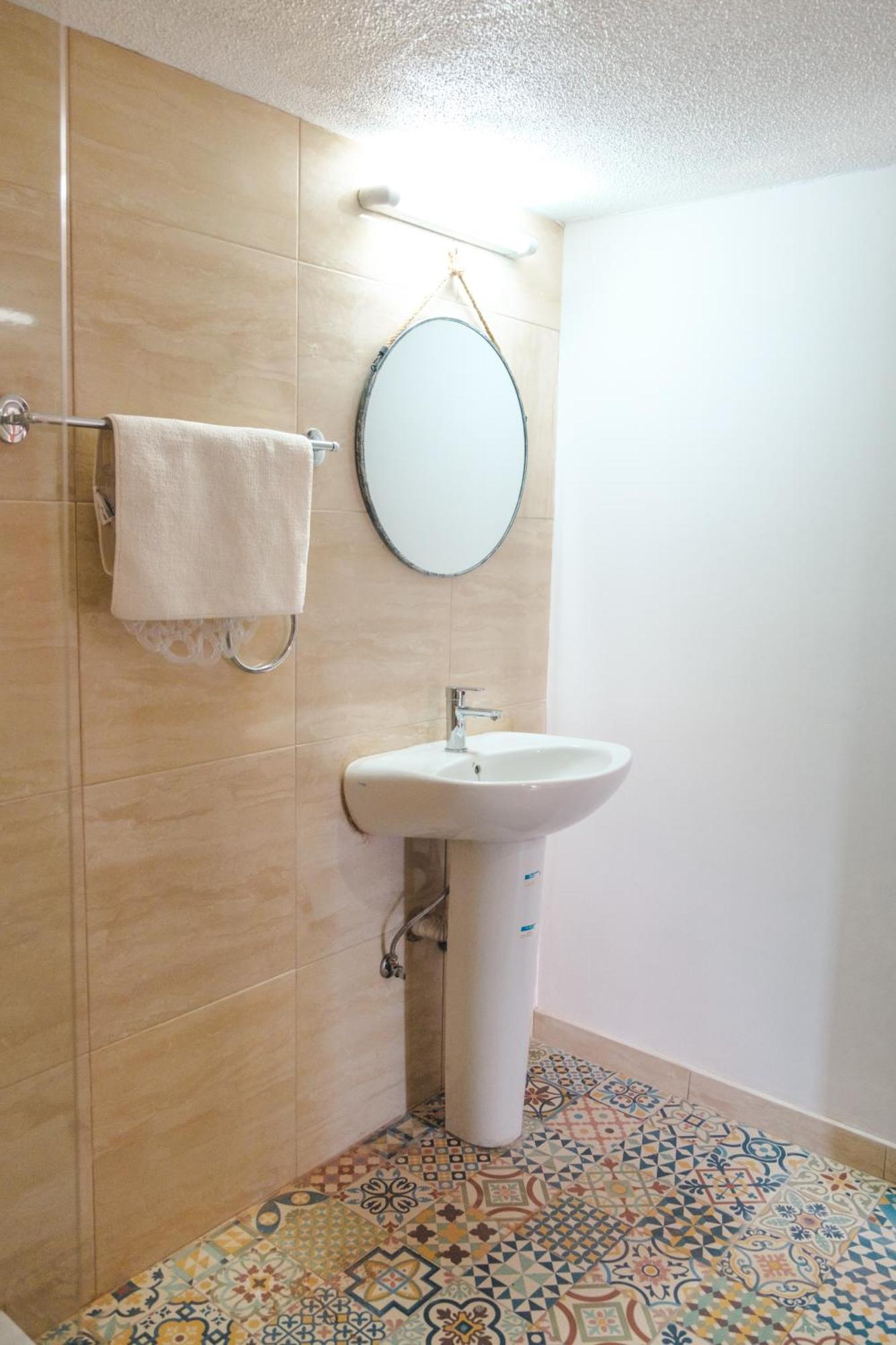 Serenityone - Centrally Located One Bedroom Apt 아이아 나파 외부 사진