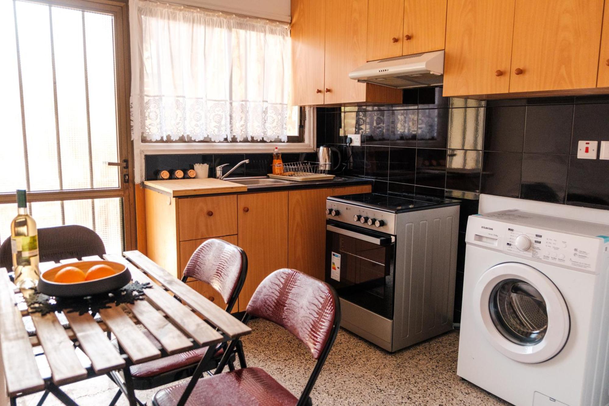 Serenityone - Centrally Located One Bedroom Apt 아이아 나파 외부 사진