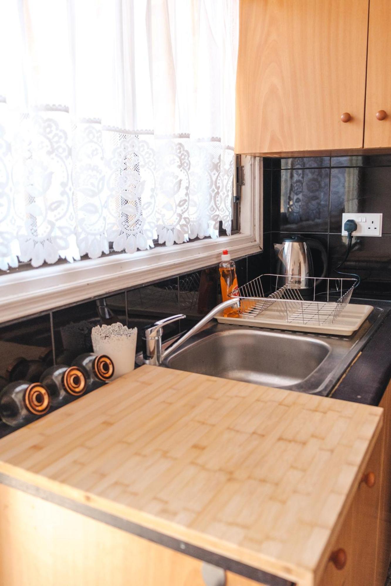 Serenityone - Centrally Located One Bedroom Apt 아이아 나파 외부 사진